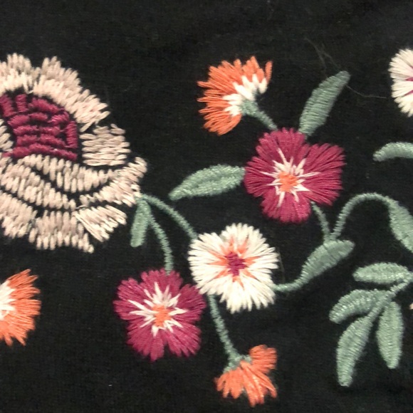 black shirt with embroidery flowers - Picture 4 of 5